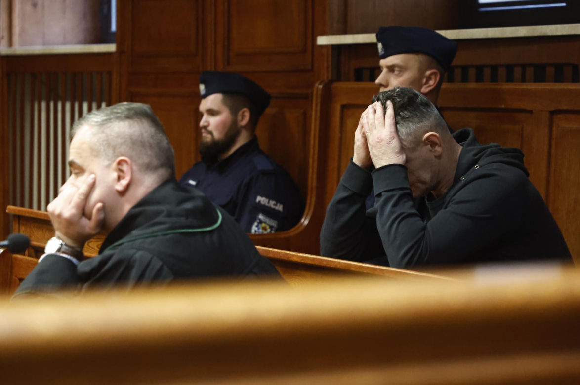 „Sztuczną szczękę wepchnięto jej do gardła”. Przerażające ustalenia. W mieszkaniu w Warszawie znaleziono cztery ciała