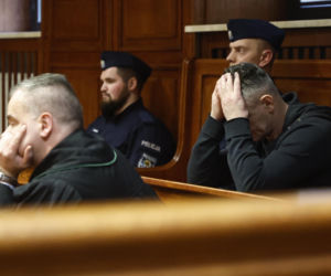 „Sztuczną szczękę wepchnięto jej do gardła”. Przerażające ustalenia. W mieszkaniu w Warszawie znaleziono cztery ciała