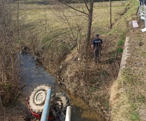 Tragiczny wypadek w Ulanicy. Traktorzysta zjechał z drogi i spadł do rzeki. Mężczyzna zginął na miejscu 