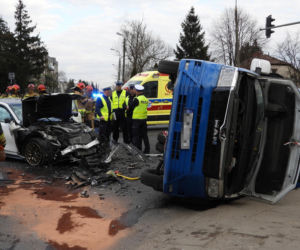 Wypadek w Markach. Autobus zderzył się z osobówką. Jest wielu rannych!