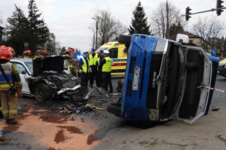 Wypadek w Markach. Autobus zderzył się z osobówką. Jest wielu rannych!
