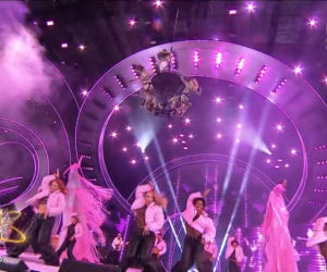 Sylwester z Dwójką TVP. Doda przebierała się dwa razy. Zapięta pod szyję wyglądała obłędnie!