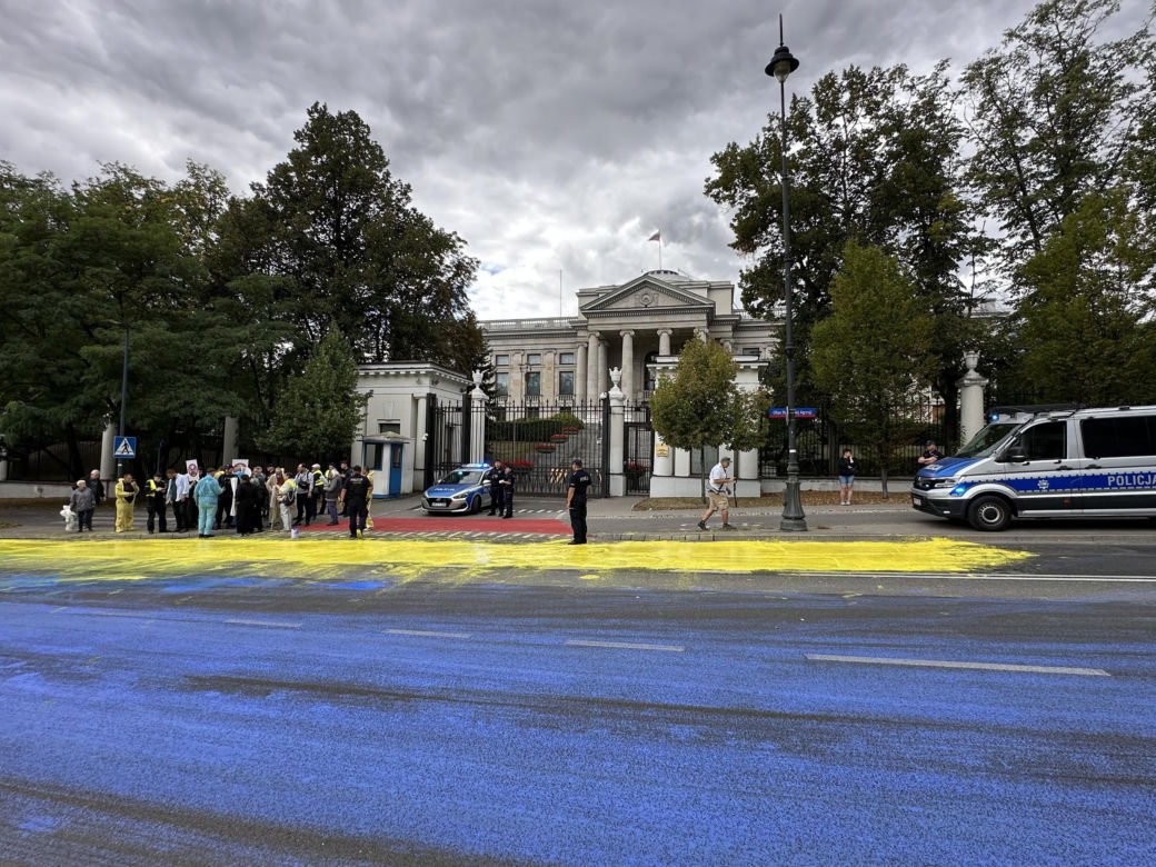 Żółto-niebieska niespodzianka dla rosyjskich dyplomatów. Barwy Ukrainy na asfalcie przed ambasadą Rosji