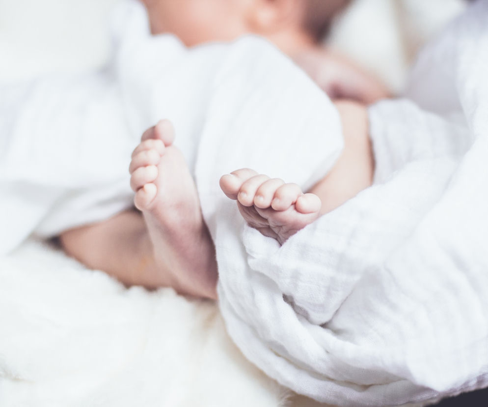 Brzesko. Pijany ojciec zajmował się 2-tygodniowym dzieckiem. Dawał alkohol niemowlakowi?