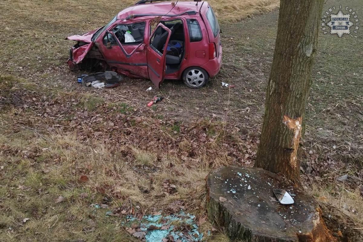 Stracił panowanie nad autem i dachował! Pijany kierowca naraził dzieci na śmiertelne niebezpieczeństwo [ZDJĘCIA]