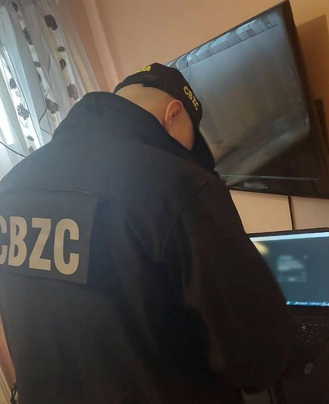 Zatrzymania w sprawie fałszywych alarmów bombowych. Wśród podejrzanych 21-latek z Białegostoku