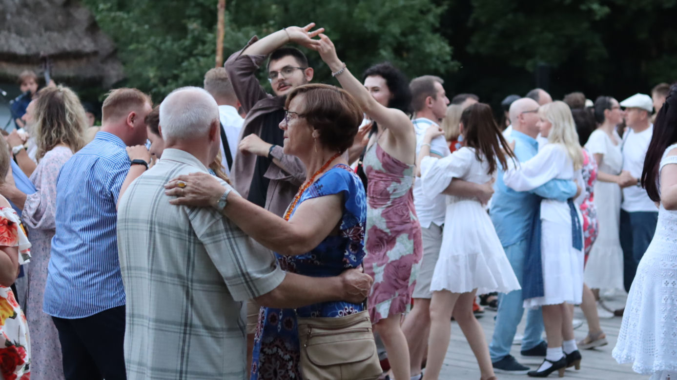 Wszyscy ruszyli do zabawy! Tak wyglądała potańcówka w lubelskim skansenie!
