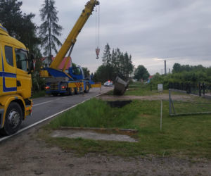 Betonowe przęsło mostu spadło z ciężarówki
