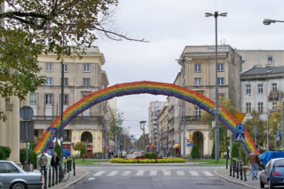 Słynna tęcza na placu Zbawiciela w Warszawie powróci. Znamy koszt i termin