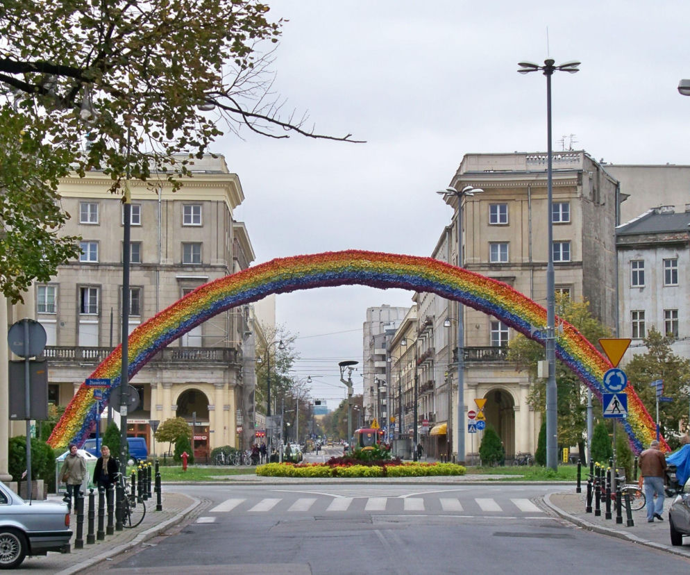 Powróci słynna tęcza z placu Zbawiciela w Warszawie. Znamy koszt i termin