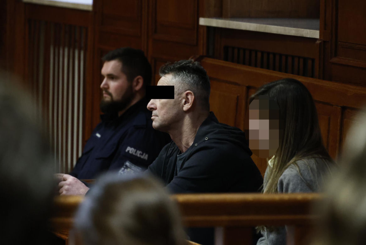 „Sztuczną szczękę wepchnięto jej do gardła”. Przerażające ustalenia. W mieszkaniu w Warszawie znaleziono cztery ciała
