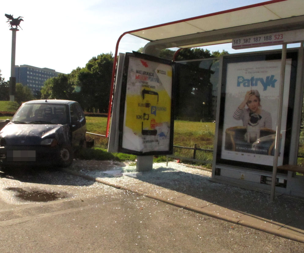 SAMOCHÓD WJECHAŁ W PRZYSTANEK