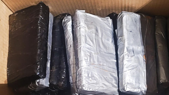 Funkcjonariusze wytypowali bus do kontroli. W środku były narkotyki warte ponad 3 mln zł