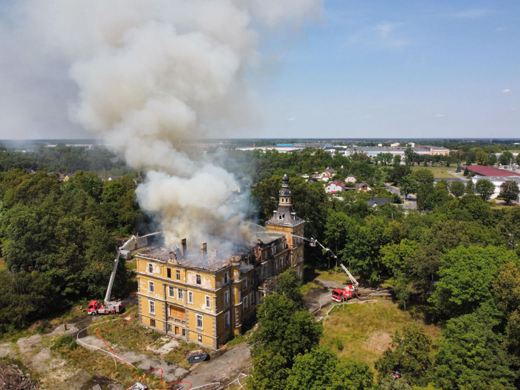 Dach pałacu cały w płomieniach 
