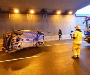 Wypadek tuż przy POW! Kierowca odbił się od barierek 