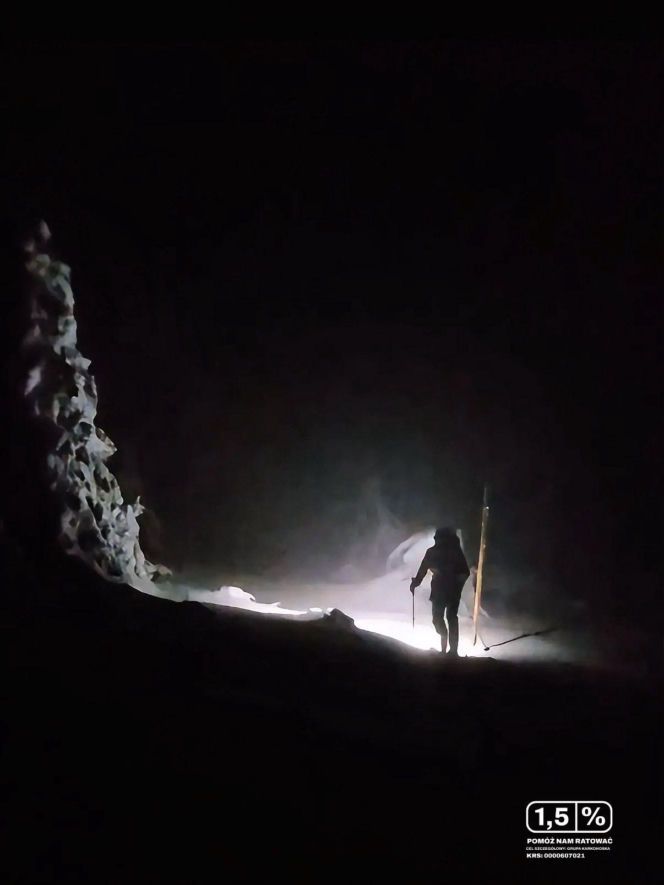 Nocny koszmar w Karkonoszach. Turysta został sam w środku śnieżycy