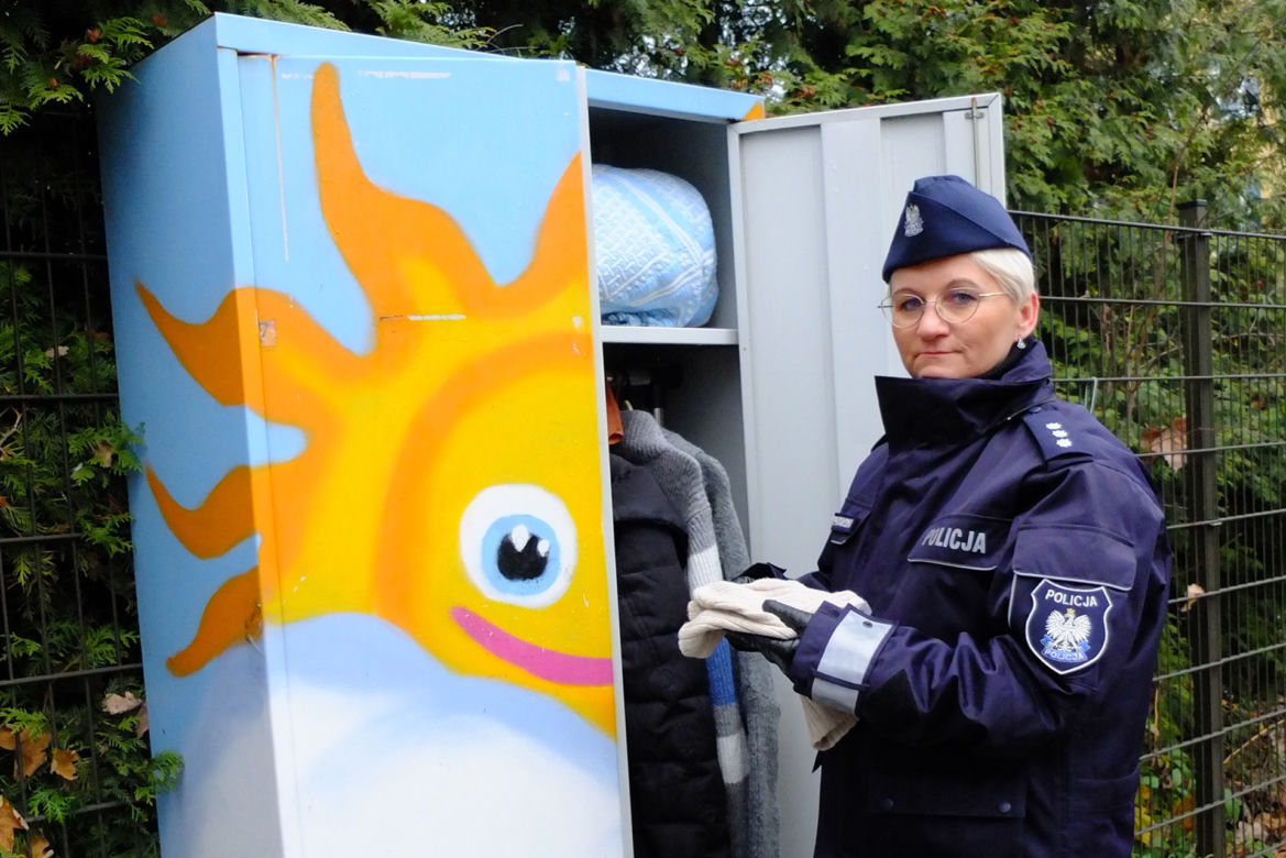 Wielkie serce policjantki Magdaleny. "Ciepła Szafa" w Świdniku otwarta jest dla każdego