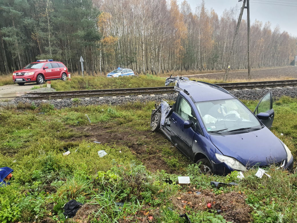 Moszczenica. Pociąg ROZBIŁ osobówkę! W środku pijany mężczyzna [ZDJĘCIA]