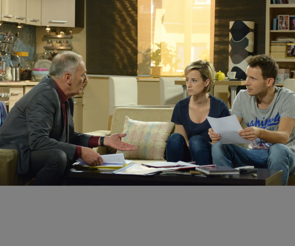 Pierwsza miłość. Sabina (Urszula Dębska), Radek (Mateusz Banasiuk), Karol Weksler (Karol Strasburger)