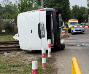 Wypadek na przejeździe pod Warszawą. Zderzenie koparki z osobówką