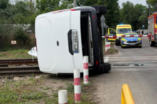 Wypadek na przejeździe pod Warszawą. Zderzenie koparki z osobówką