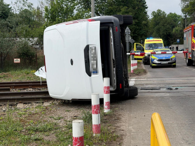 Wypadek na przejeździe pod Warszawą. Zderzenie koparki z osobówką