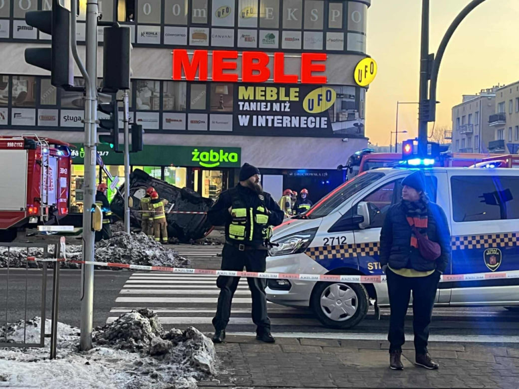 Śmigłowiec ratunkowy na placu Szembeka! Zderzenie samochodów, jeden z nich uderzył w kobietę i dziecko