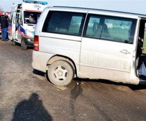 Terenówka wyprzedzała na skrzyżowaniu, a bus skręcił w lewo. SUV dachował w rowie