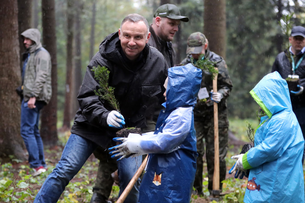 Andrzej Duda w deszczu sadził drzewa