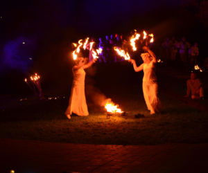 Pokaz fireshow w wykonaniu tancerzy i tancerek Teatru Ognia „Mantra” z Makowa Mazowieckiego