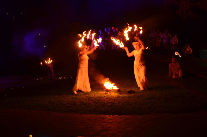 Pokaz fireshow w wykonaniu tancerzy i tancerek Teatru Ognia „Mantra” z Makowa Mazowieckiego