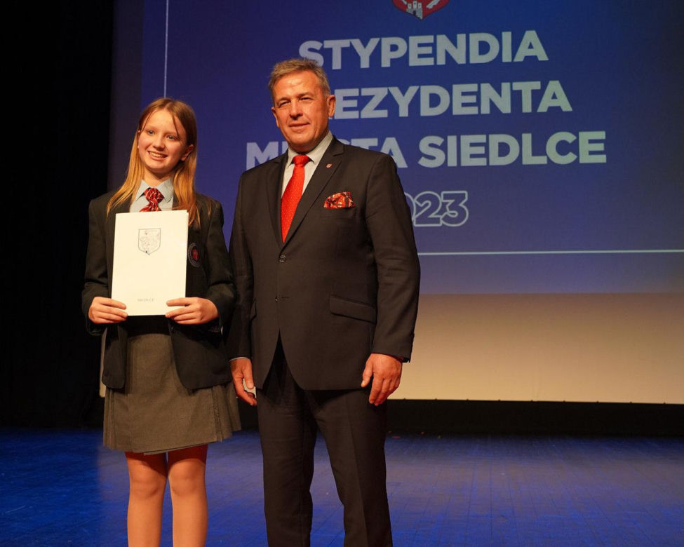 Stypendyści odebrali z rąk prezydenta Andrzeja Sitnika Listy Gratulacyjne