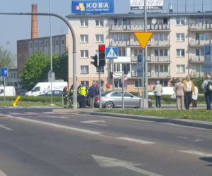 Białystok. Wypadek w centrum Białegostoku. Opel na dachu