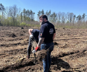 Siedleccy policjanci zasadzili drzewa w Golicach w ramach akcji „Plant a Tree – Green IPA Project”