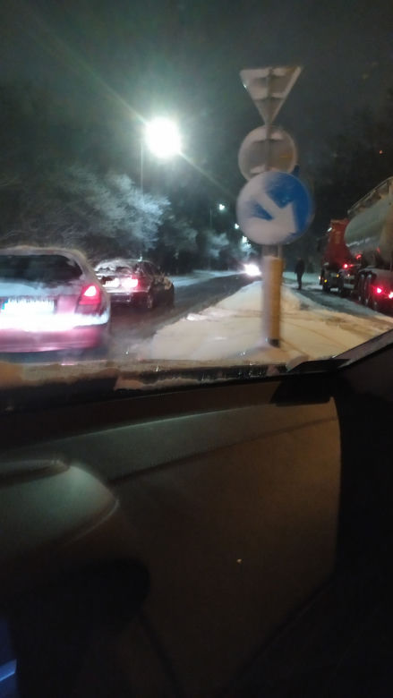 Atak zimy na Śląsku. Na drogach jest armageddon i ślizgawica. Cieżarówki nie mogą podjechać pod wzniesienia [ZDJĘCIA]