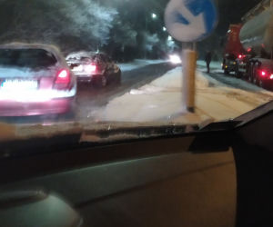 Atak zimy na Śląsku. Na drogach jest armageddon i ślizgawica. Cieżarówki nie mogą podjechać pod wzniesienia [ZDJĘCIA]