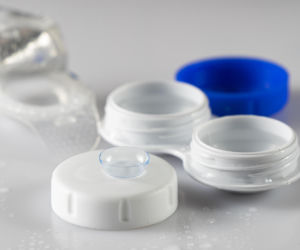 Płuczesz tak pojemnik na soczewki? To prosty przepis na groźną infekcję. Naukowcy ostrzegają przed „pełzakiem”