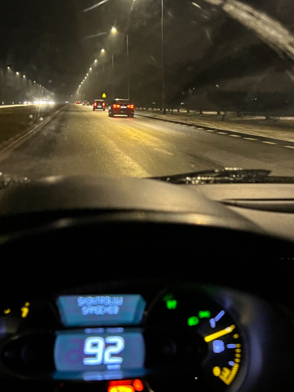 Limuzyna Trzaskowskiego mknie 60 km/h na ulicy z ograniczeniem do 30 km/h