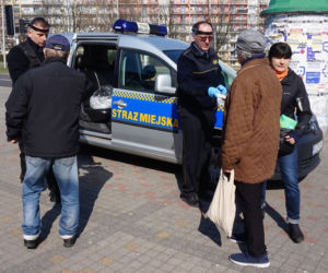 Zakrywanie twarzy OBOWIĄZKOWE! Na Śląsku strażnicy rozdają maski ZA DARMO