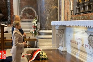 Prezydent Nawrocki modlił się przy grobie Jana Pawła II