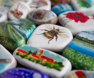 Kolorowe kamienie z Warmii i Mazur pojawią się w Krakowie. Niezwykła akcja promocyjna portu lotniczego