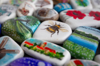 Kolorowe kamienie z Warmii i Mazur pojawią się w Krakowie. Niezwykła akcja promocyjna portu lotniczego