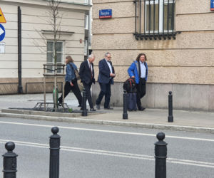 Marszałek Grodzki buszuje między półkami w sklepie