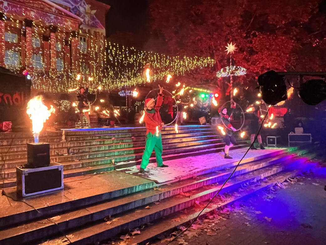 Betlejem Poznańskie 2023. Zimowe Fire Show na placu Wolności w Poznaniu