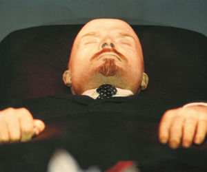 Kim jak Lenin w szklanej trumnie
