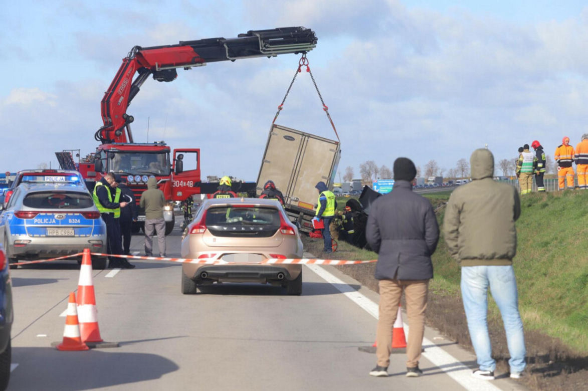 Straszny wypadek na autostradzie A4. Bus przygnieciony przez ciężarówkę, trzy osoby nie żyją 