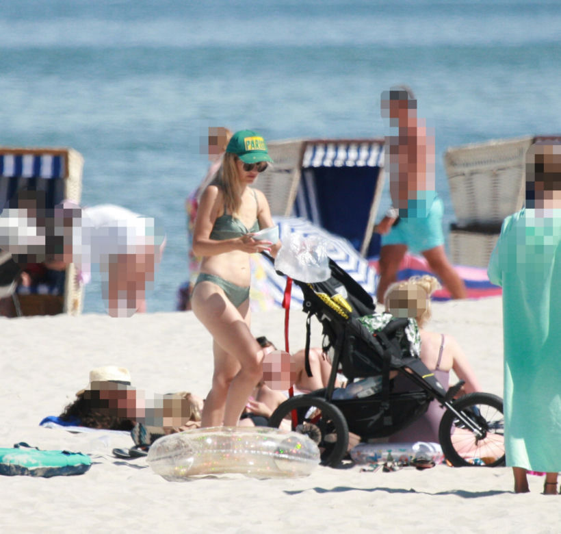 Igraszki Dowborów, Joanna Kroniewska i Maciej Dowbor na plaży