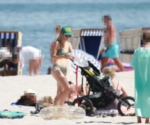 Igraszki Dowborów, Joanna Kroniewska i Maciej Dowbor na plaży