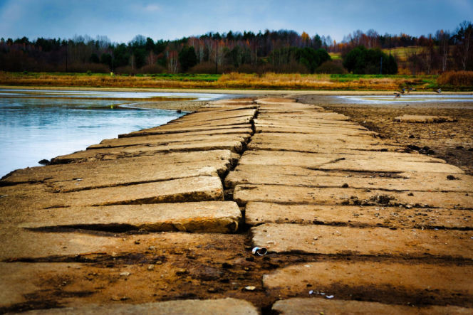 Rekordowo niski poziom wody w zalewie Brodzkim. Remont tamy i jazu Staszica w Brodach