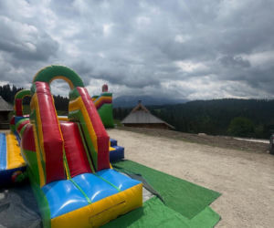 Nietypowa komunia córki Łukasza Nowickiego. Był nawet dmuchaniec z gigantyczną zjeżdżalnią